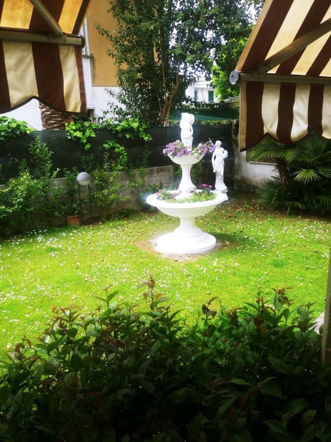 Hotel Villa Claudio マリーナ・ディ・マッサ エクステリア 写真